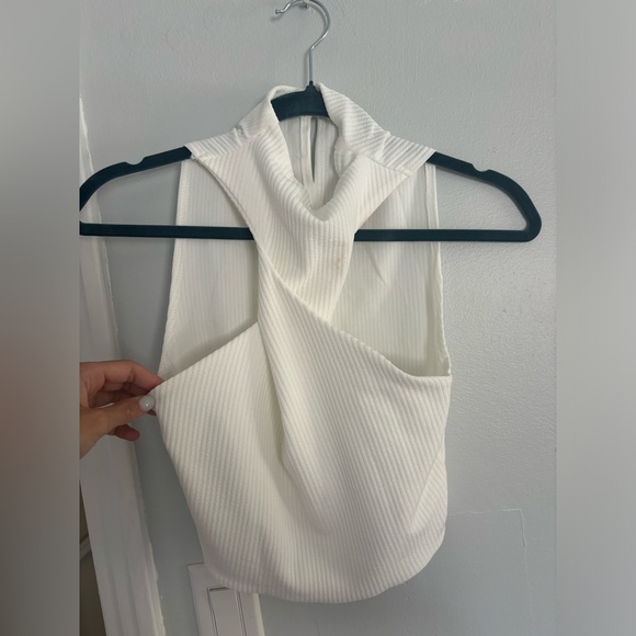 Elegant White Sleeveless Top - Picture 1 of 3